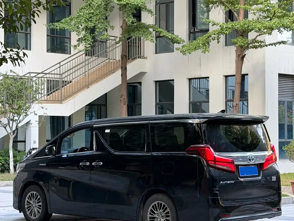 Toyota Alphard — фото 3