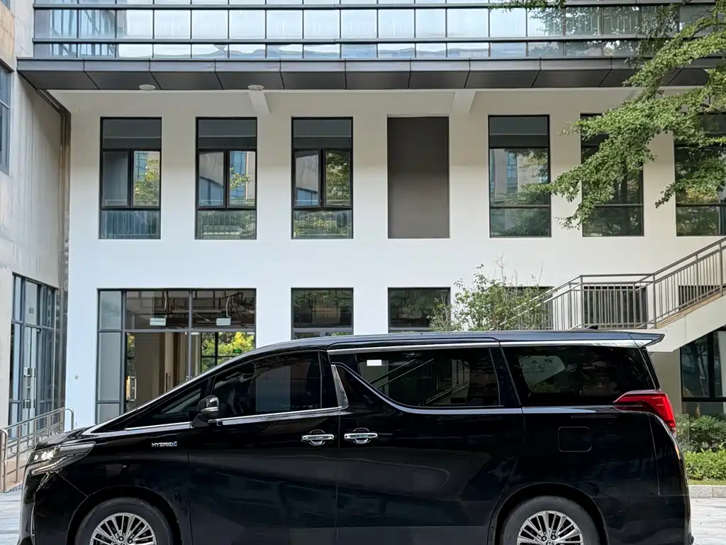 Toyota Alphard — фото 4