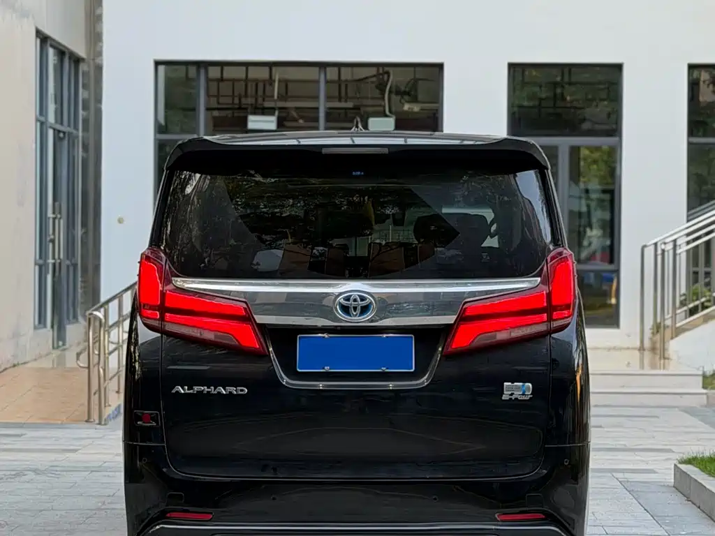 Toyota Alphard — фото 5