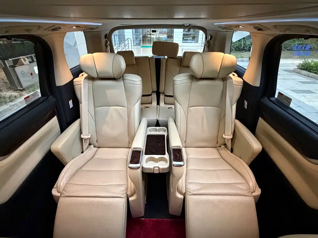 Toyota Alphard — фото 8