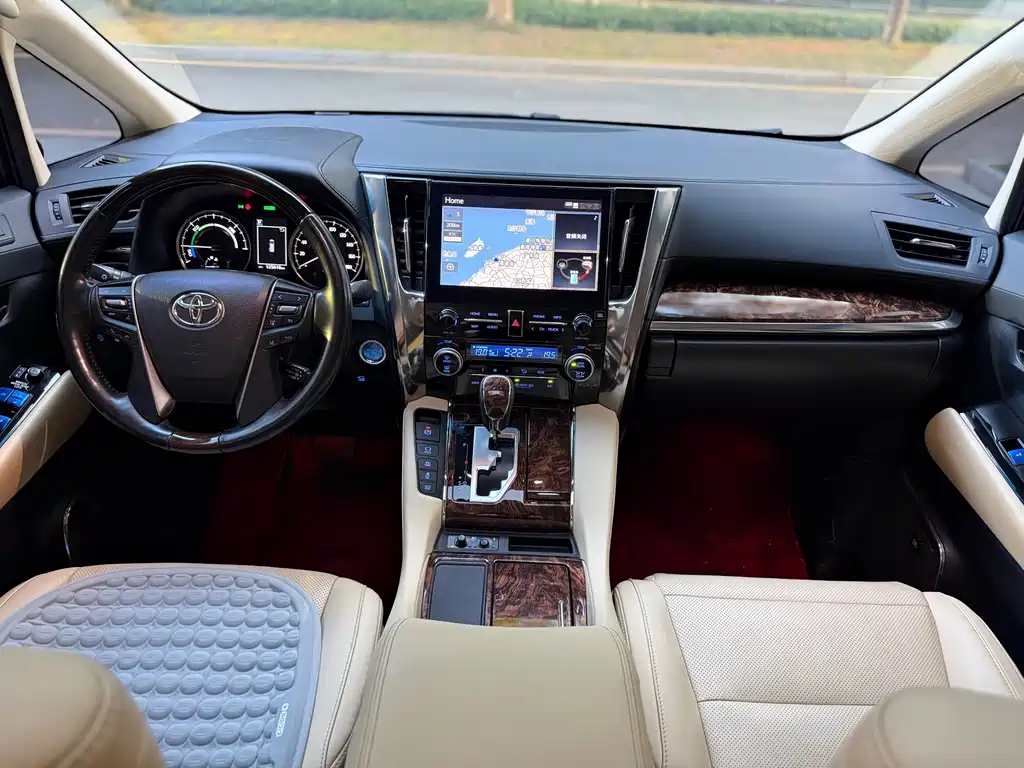 Toyota Alphard — фото 9