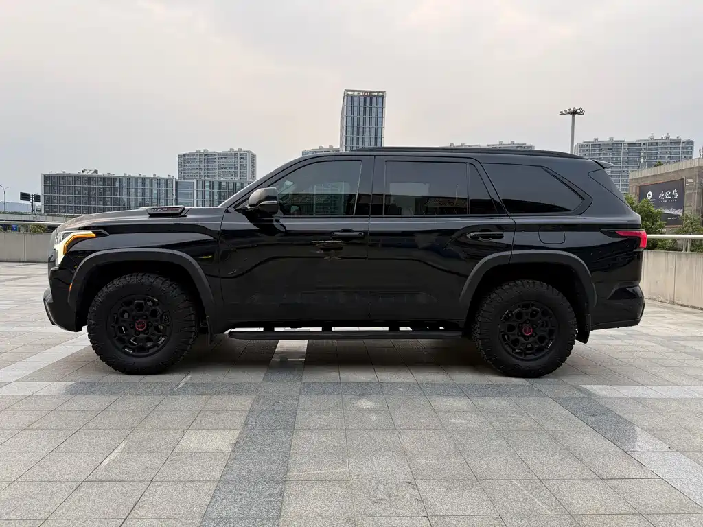 Toyota Sequoia — фото 2