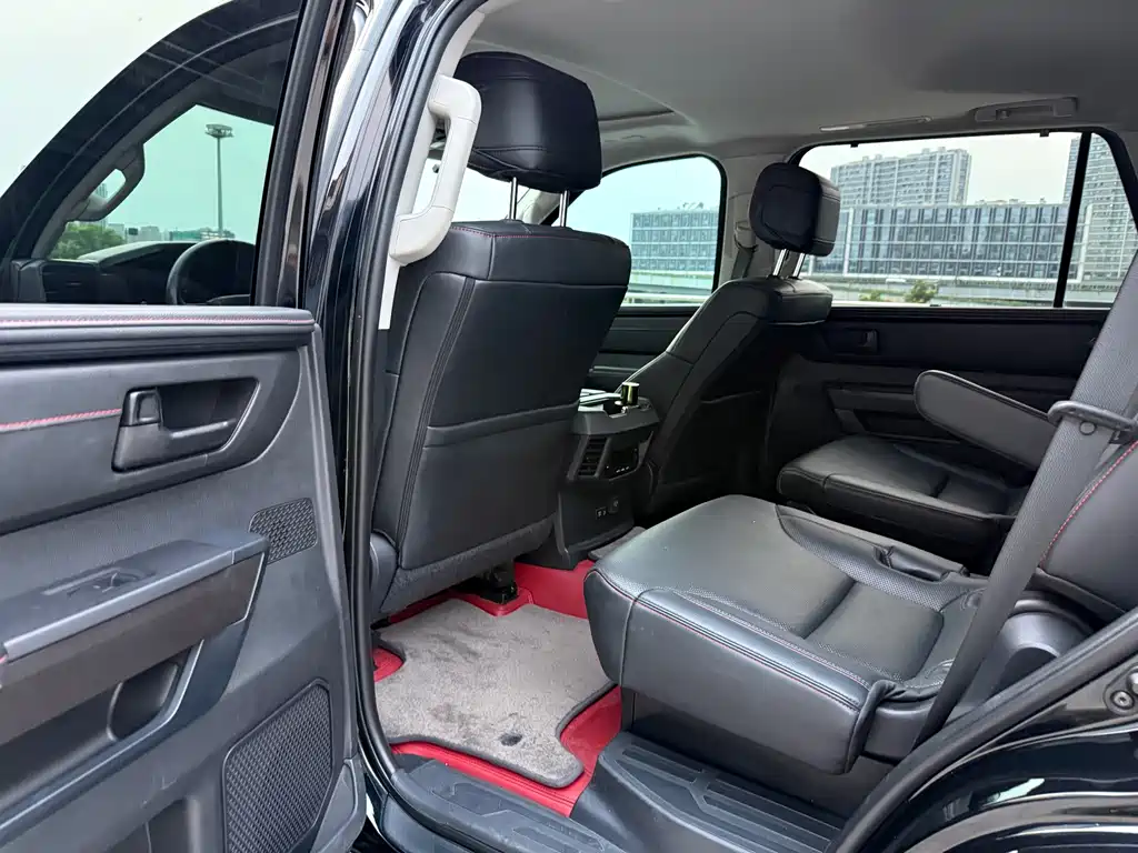 Toyota Sequoia — фото 5