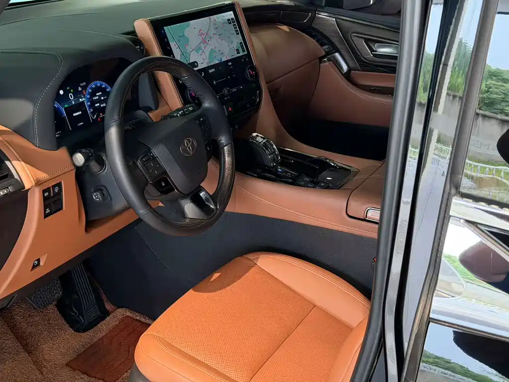 Toyota Alphard — фото 8