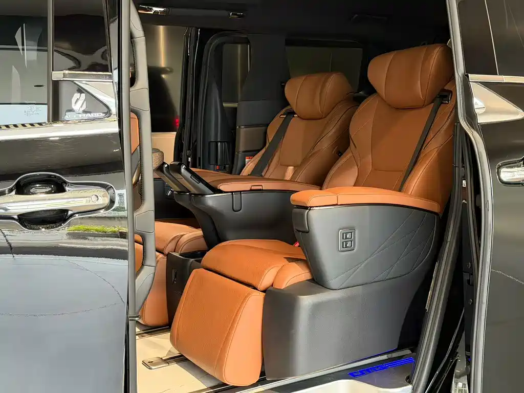 Toyota Alphard — фото 9