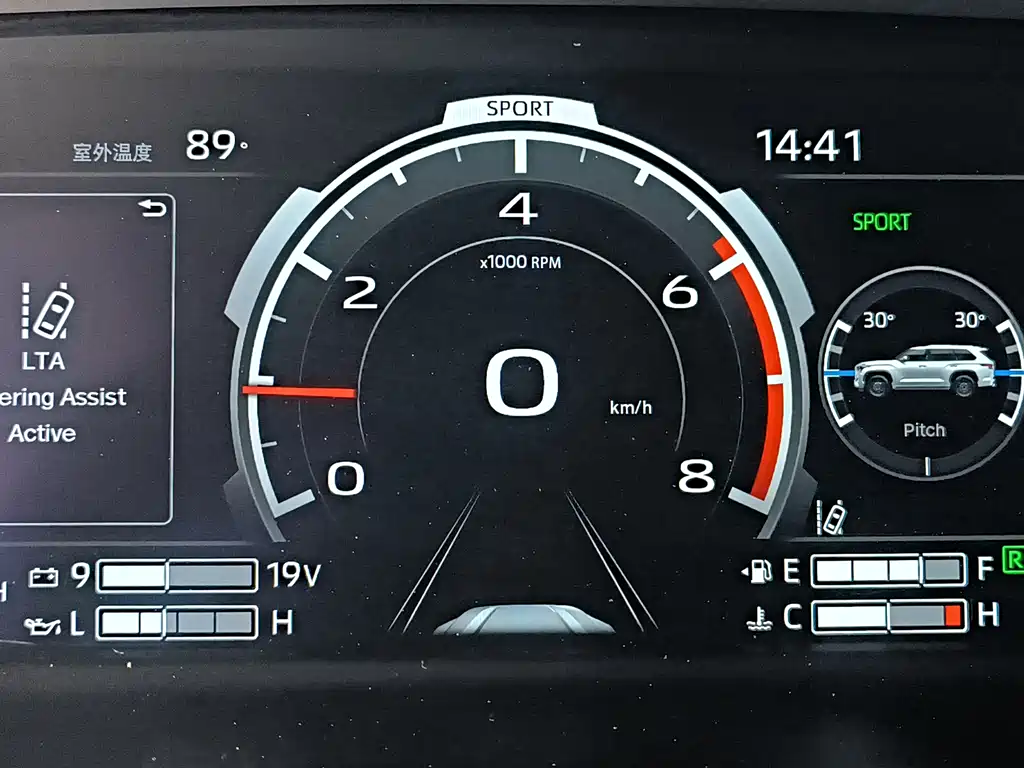 Toyota Sequoia — фото 23