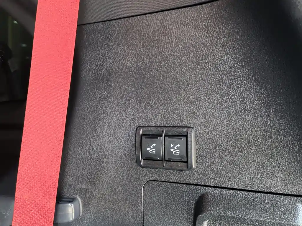 Toyota Sequoia — фото 6