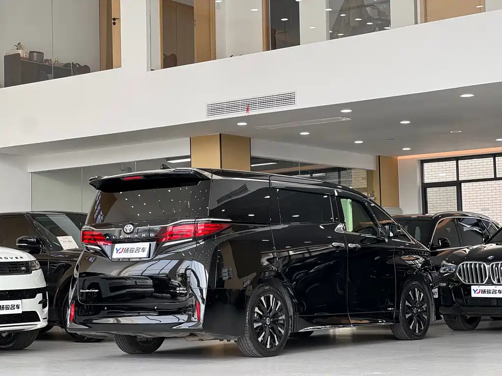 Toyota Alphard — фото 3