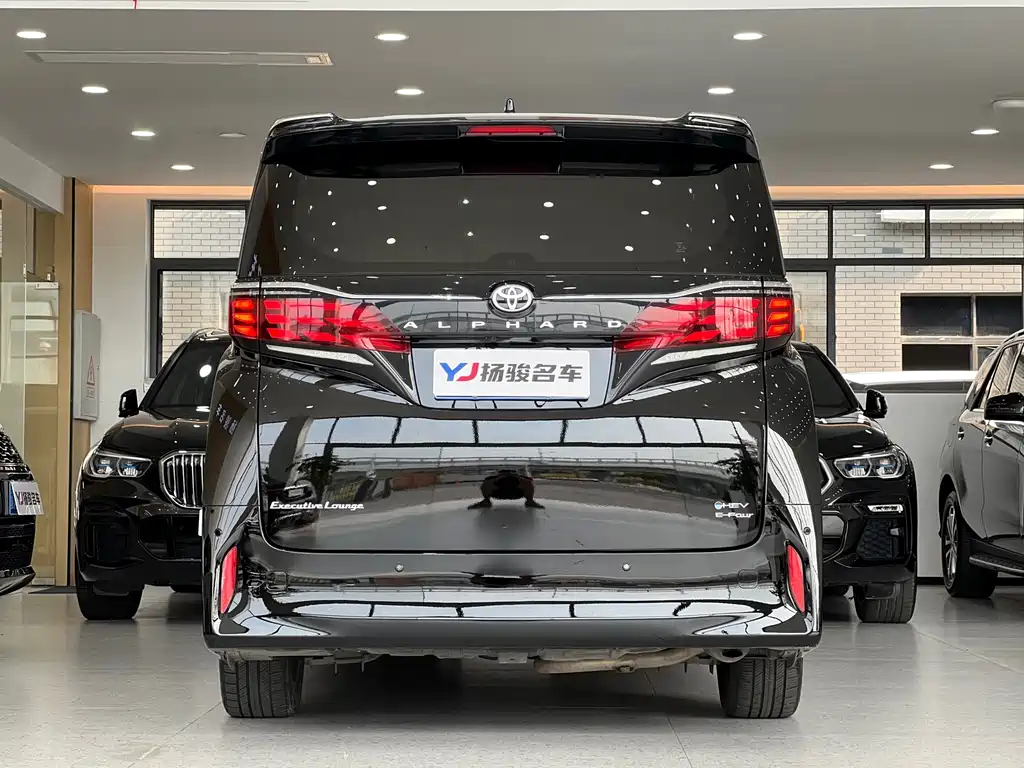 Toyota Alphard — фото 4