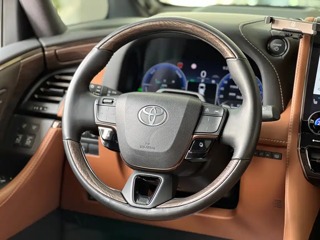 Toyota Alphard — фото 7