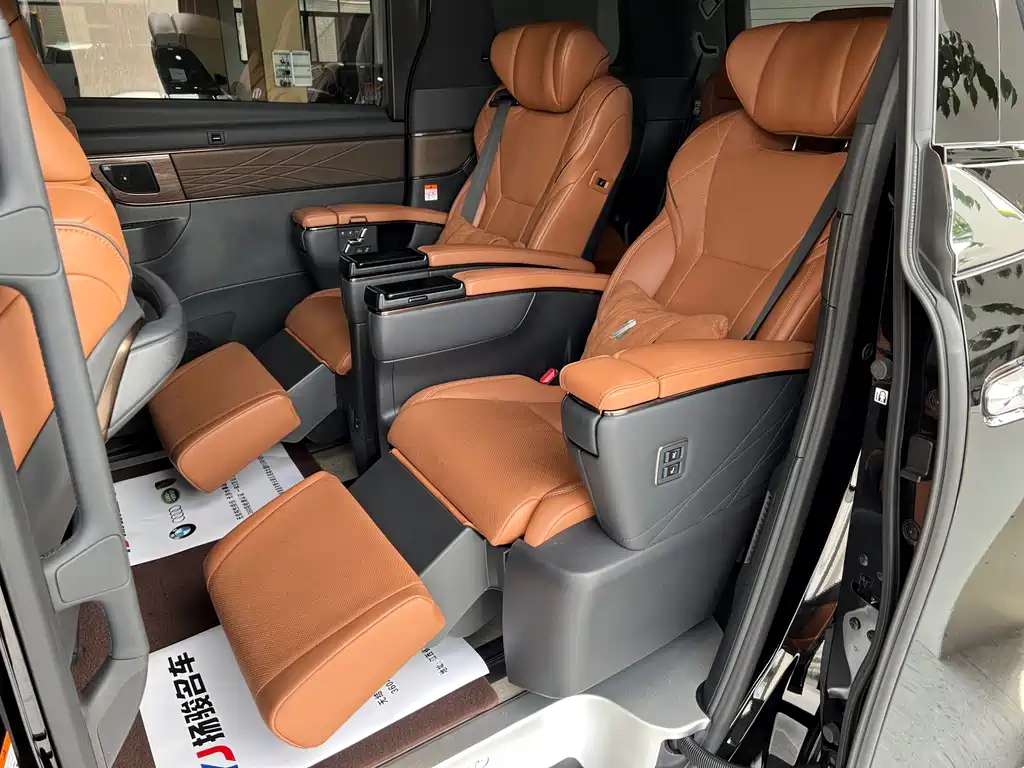 Toyota Alphard — фото 9
