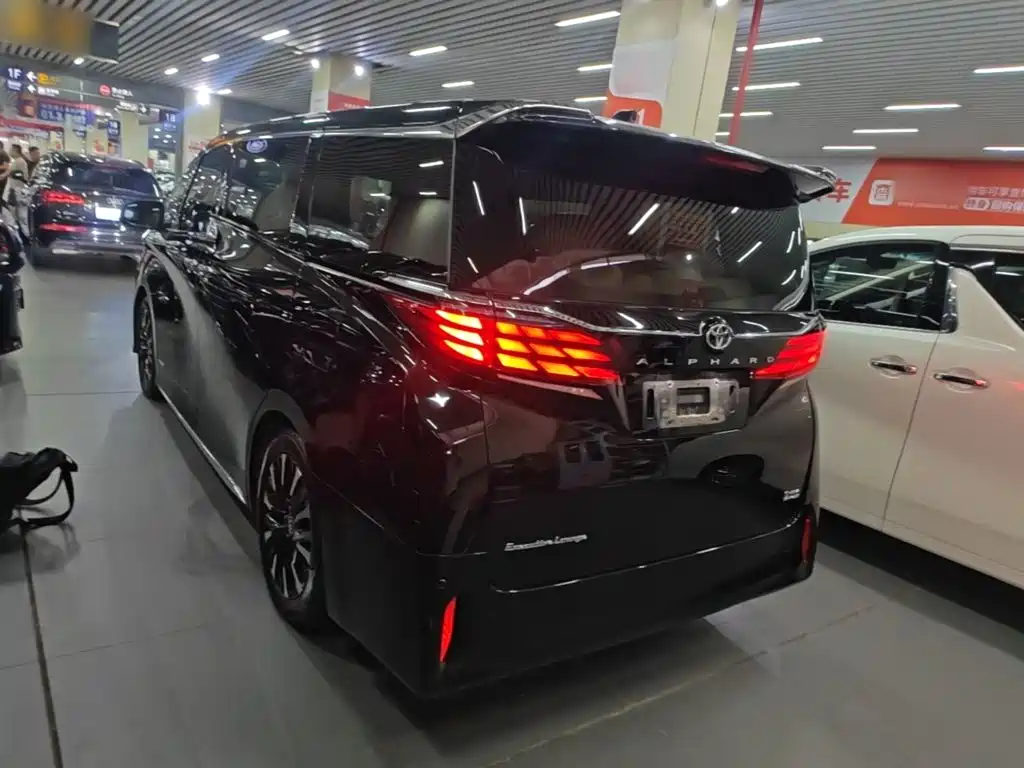 Toyota Alphard — фото 5