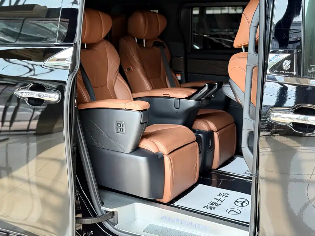 Toyota Alphard — фото 11