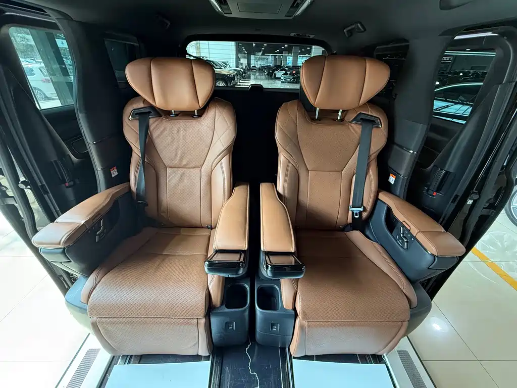 Toyota Alphard — фото 15