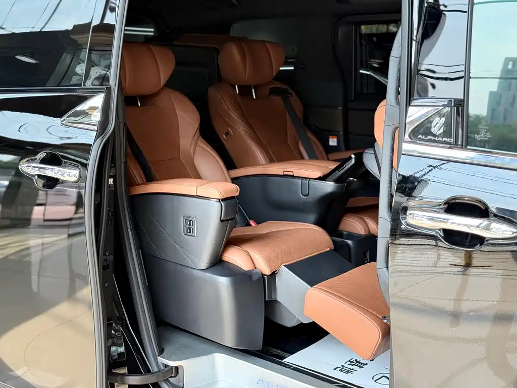 Toyota Alphard — фото 17