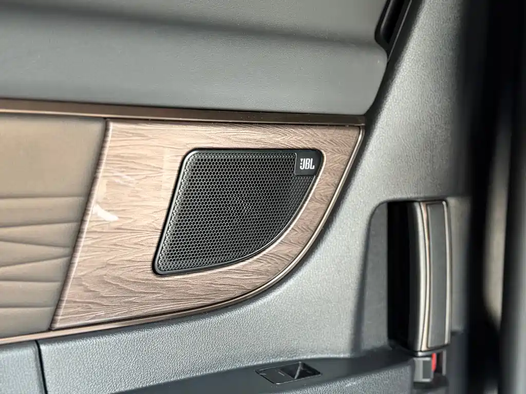 Toyota Alphard — фото 18