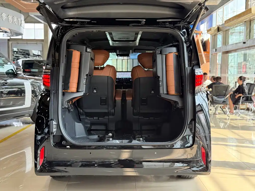 Toyota Alphard — фото 22