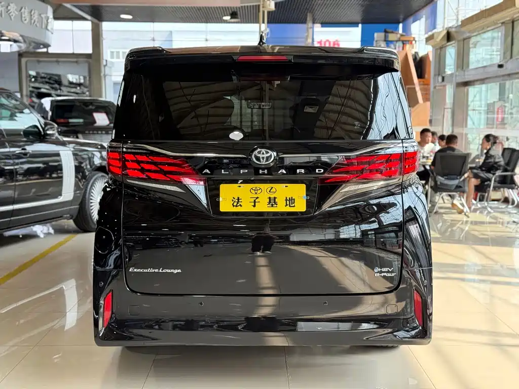 Toyota Alphard — фото 25