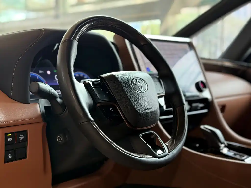 Toyota Alphard — фото 6