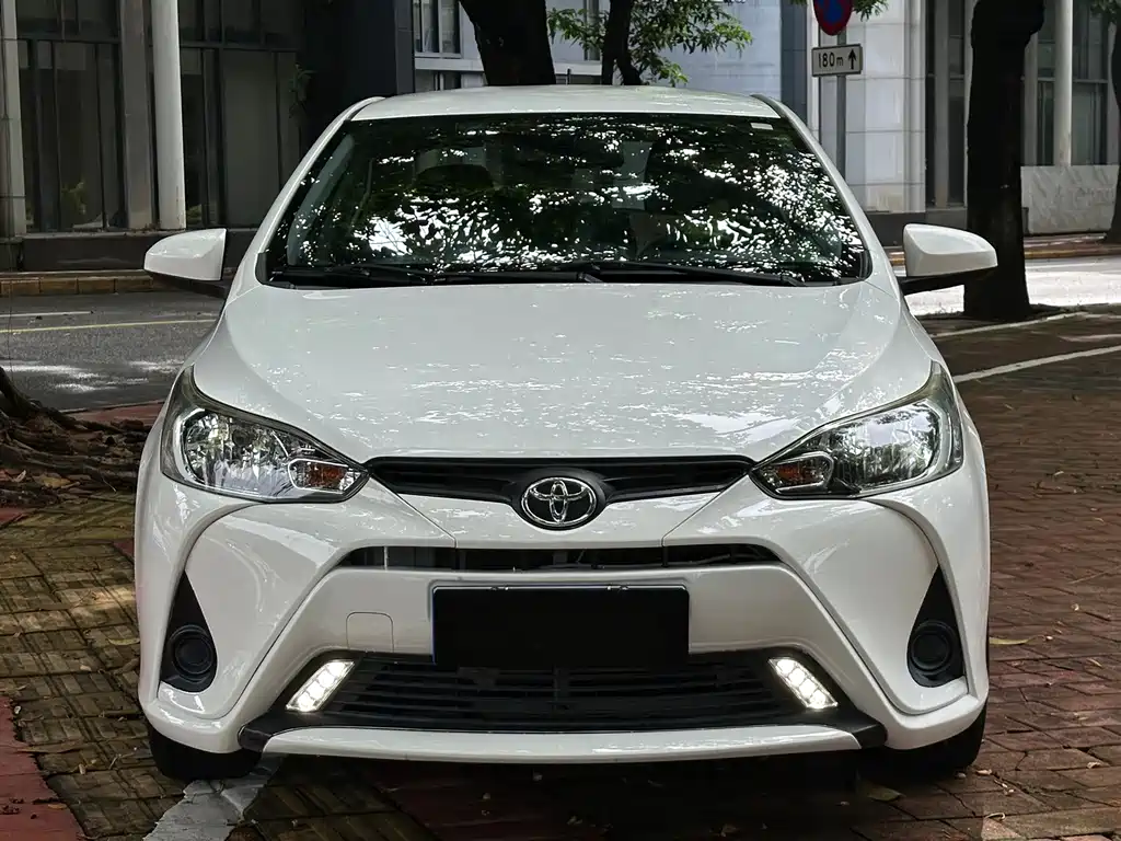 Toyota Yaris L — фото 2