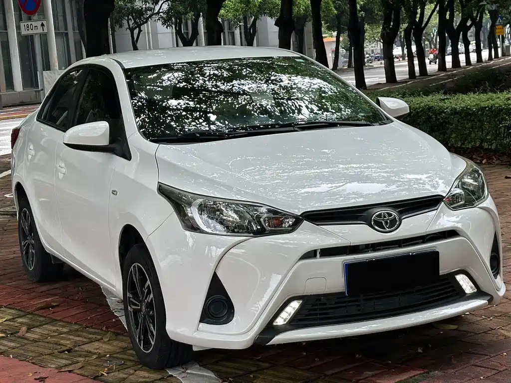 Toyota Yaris L — фото 3