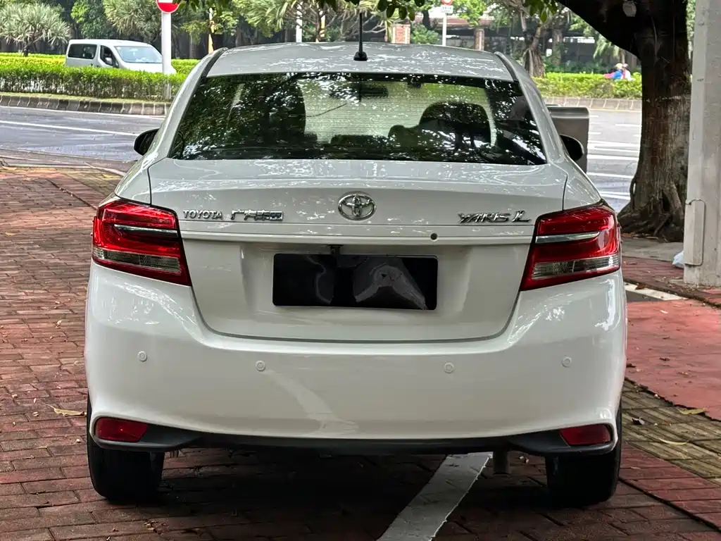 Toyota Yaris L — фото 4