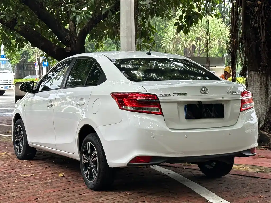 Toyota Yaris L — фото 5