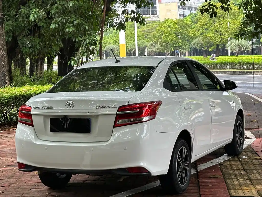 Toyota Yaris L — фото 6