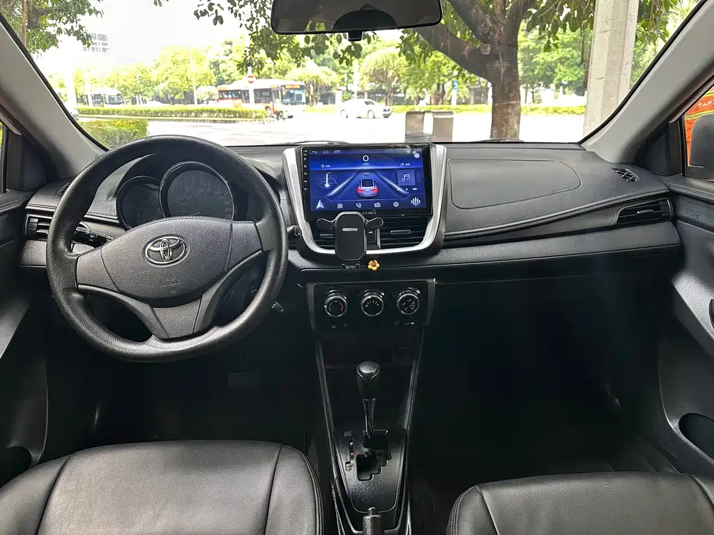 Toyota Yaris L — фото 8