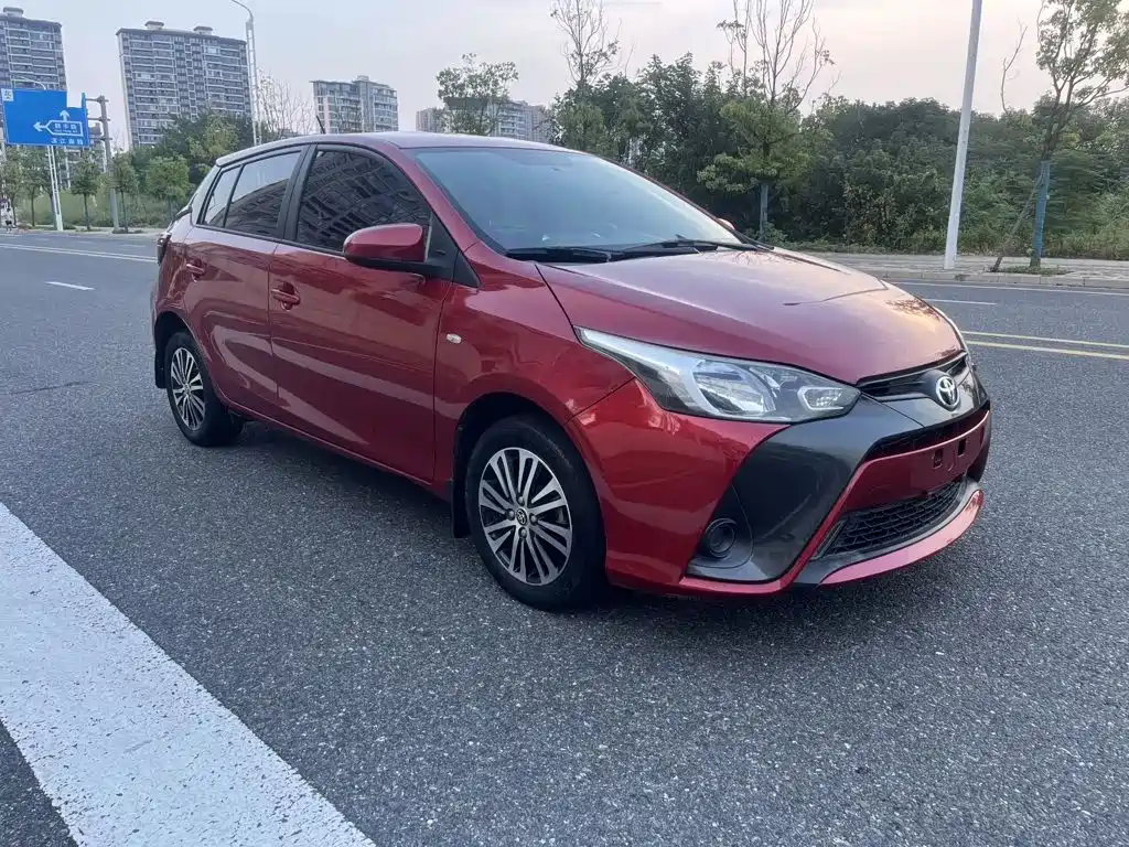 Toyota Yaris L — фото 3