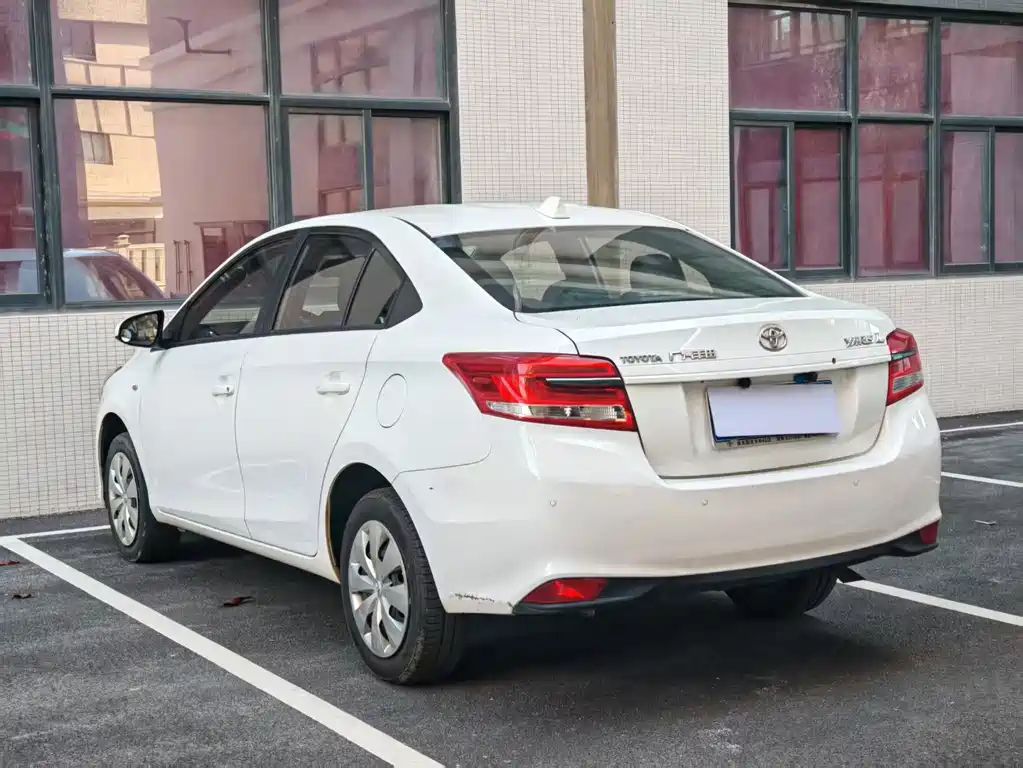 Toyota Yaris L — фото 4