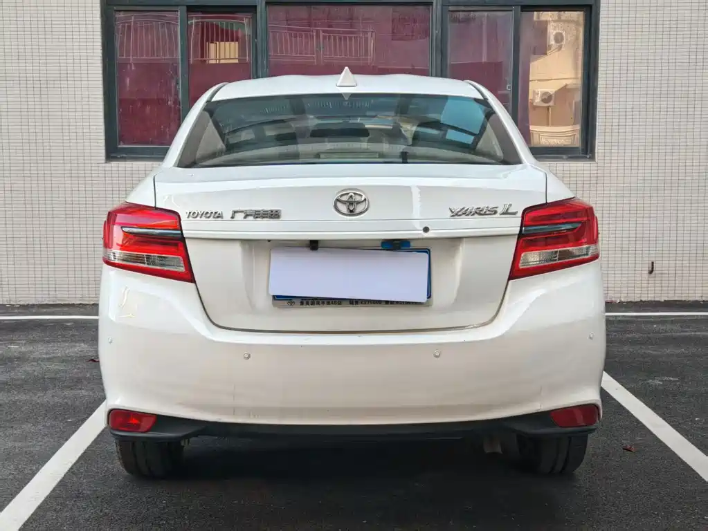 Toyota Yaris L — фото 5