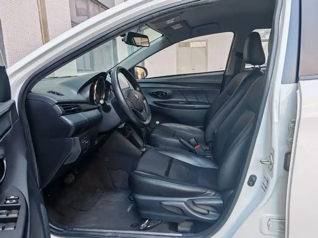 Toyota Yaris L — фото 8