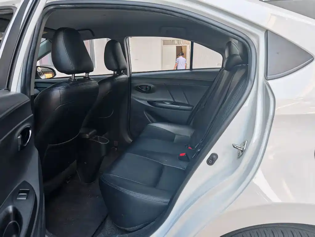 Toyota Yaris L — фото 9