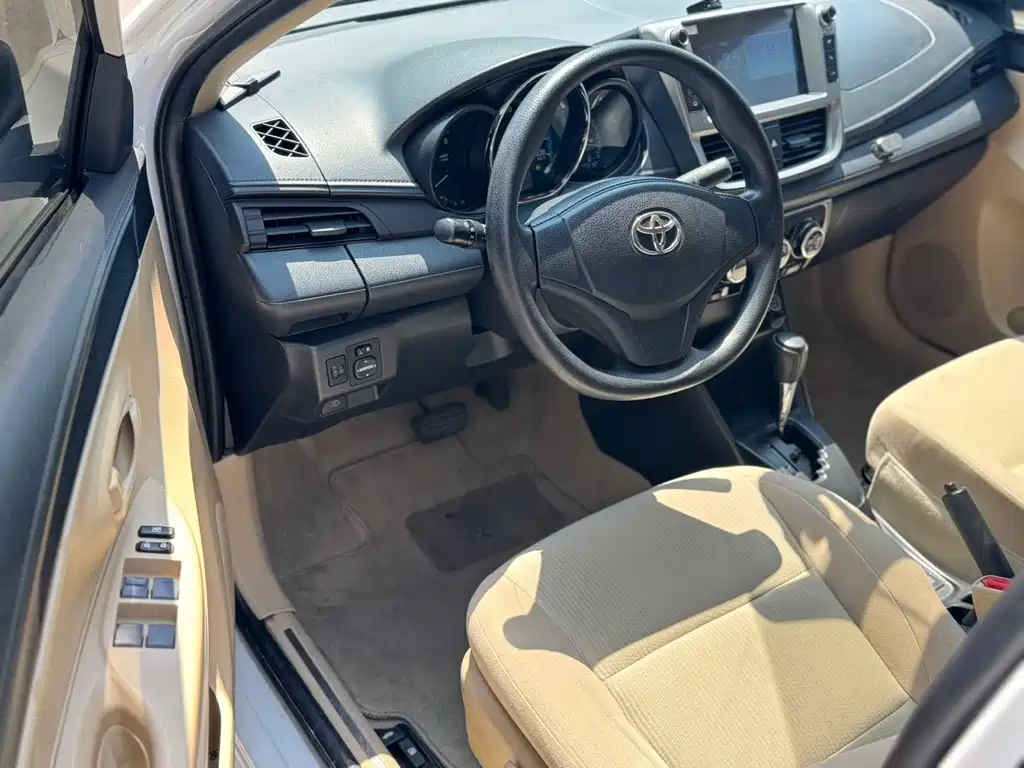 Toyota Yaris L — фото 3