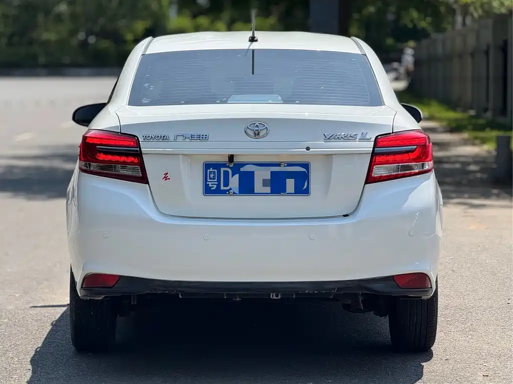 Toyota Yaris L — фото 8