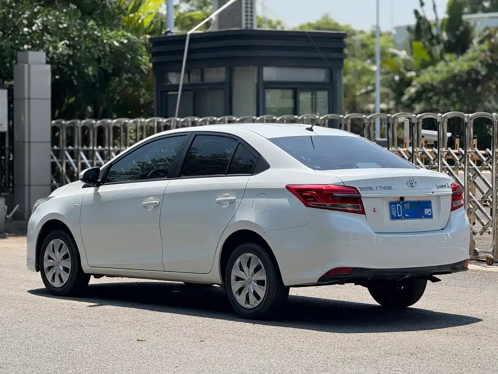 Toyota Yaris L — фото 9