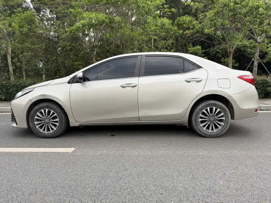 Toyota Corolla — фото 7