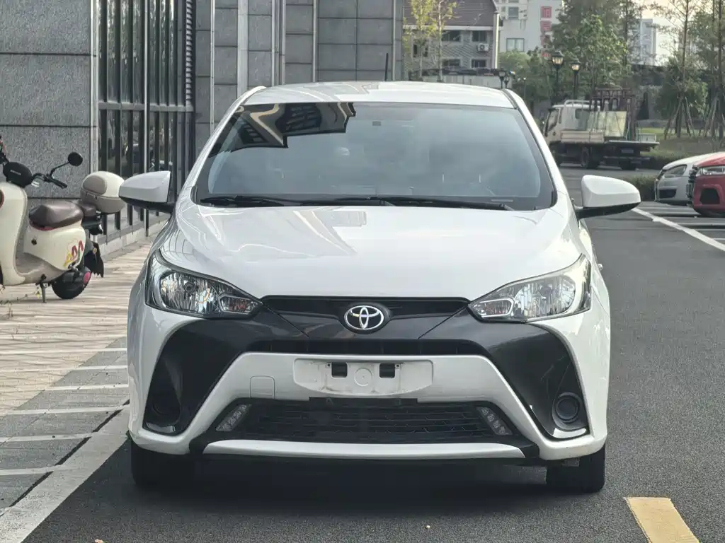 Toyota Yaris L — фото 2