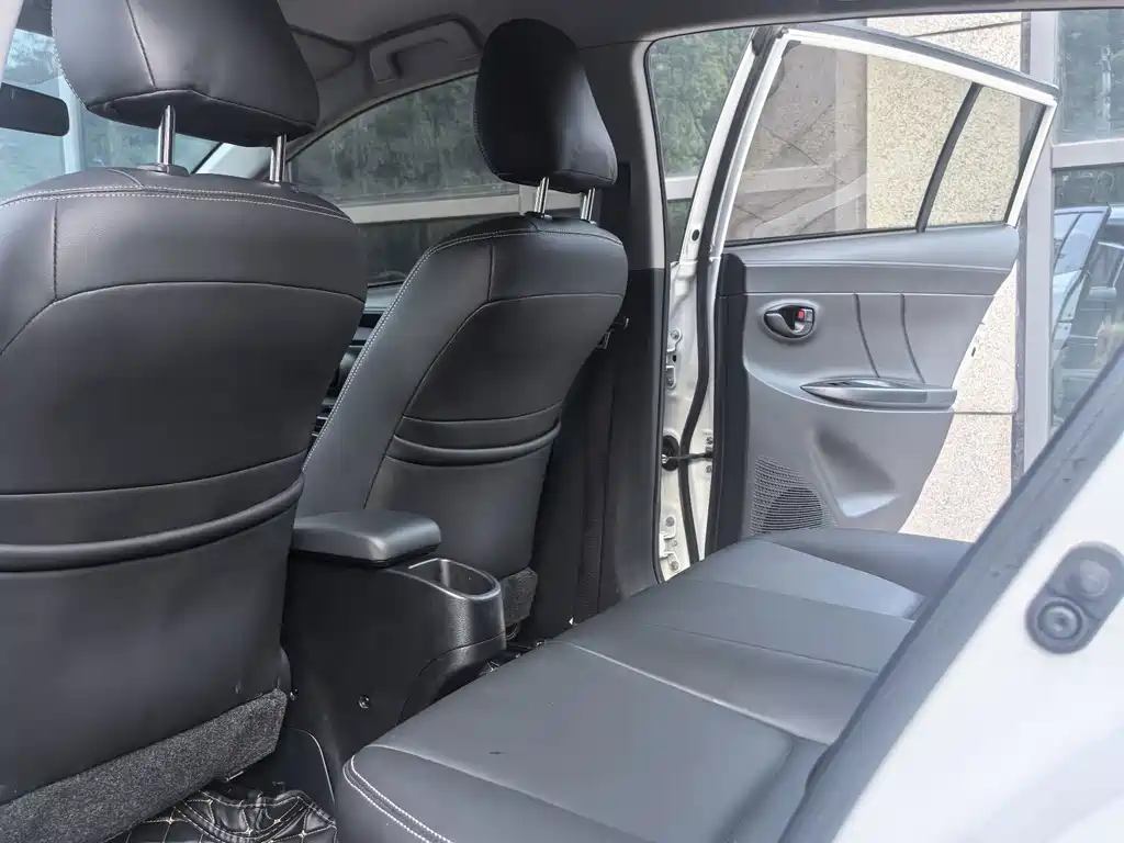 Toyota Yaris L — фото 11