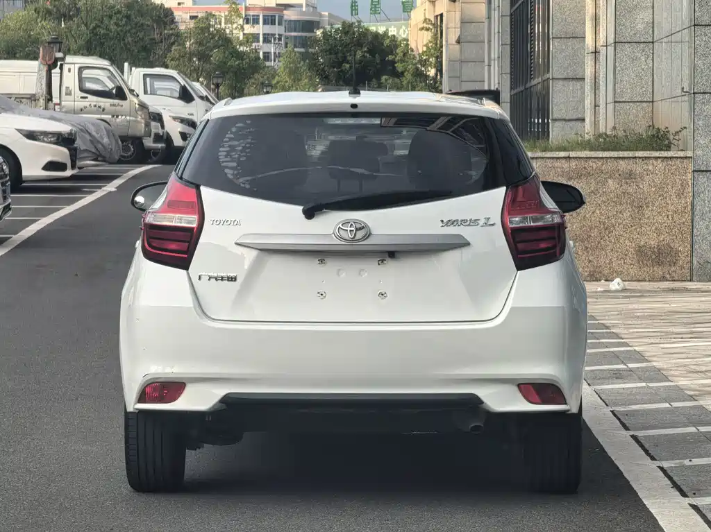 Toyota Yaris L — фото 3