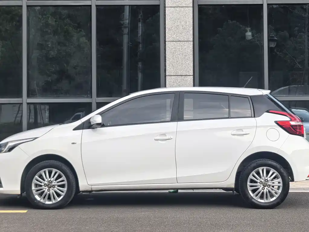 Toyota Yaris L — фото 4