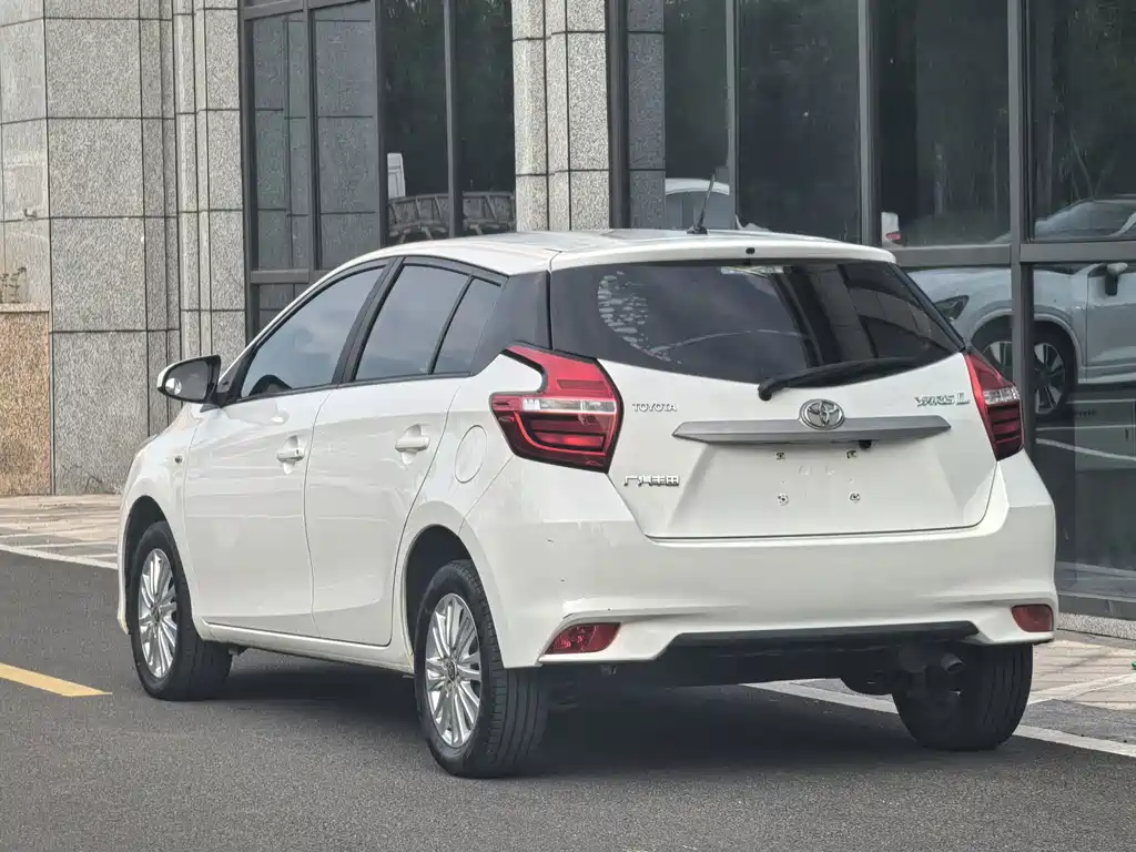 Toyota Yaris L — фото 5