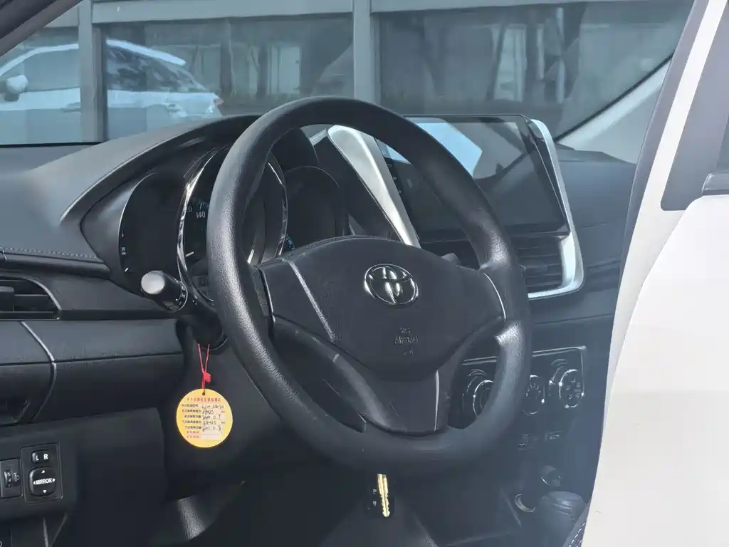 Toyota Yaris L — фото 6