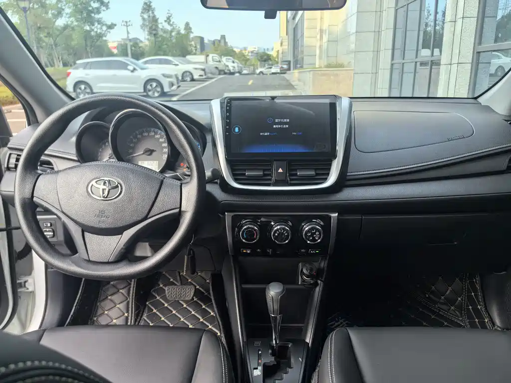 Toyota Yaris L — фото 7