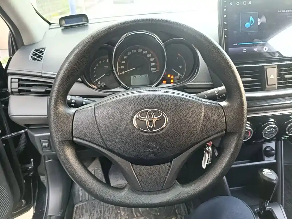 Toyota Yaris L — фото 11