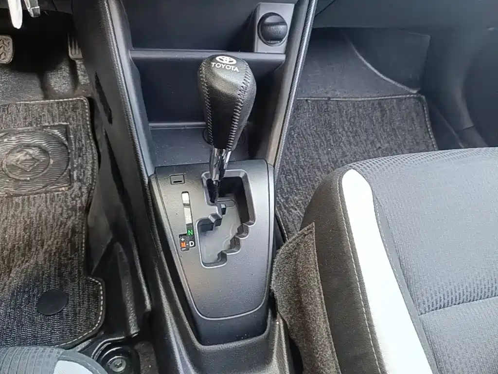 Toyota Yaris L — фото 14