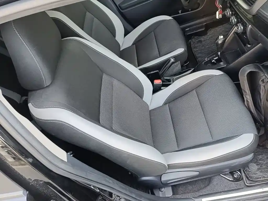 Toyota Yaris L — фото 25