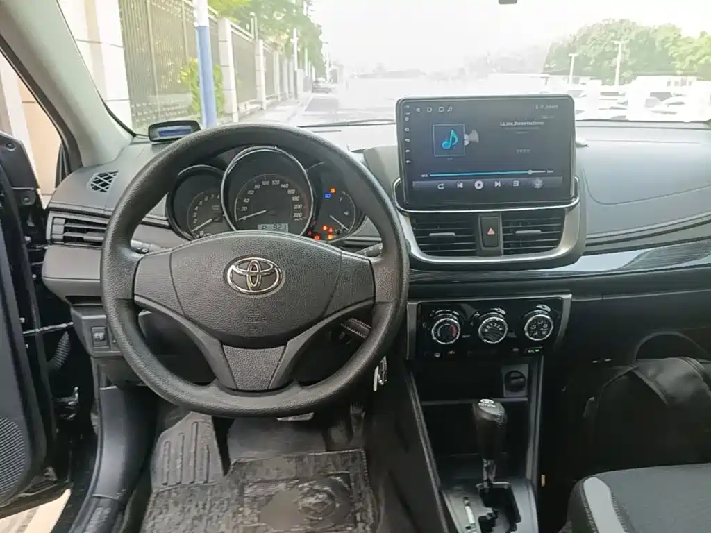 Toyota Yaris L — фото 10