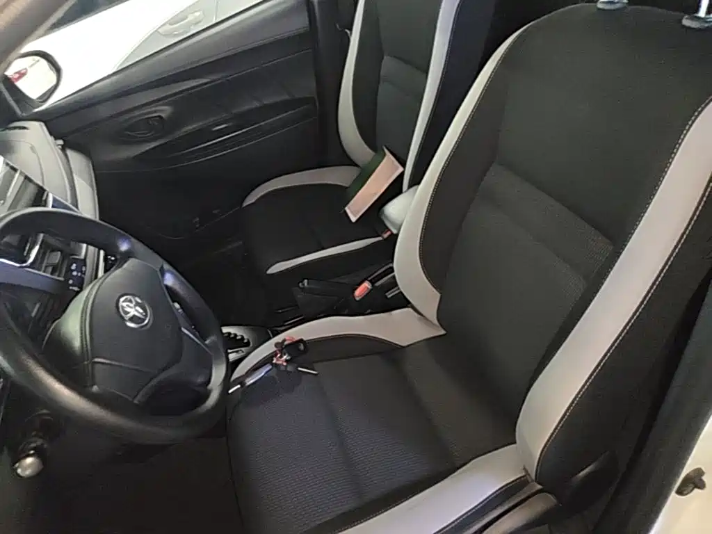 Toyota Yaris L — фото 11